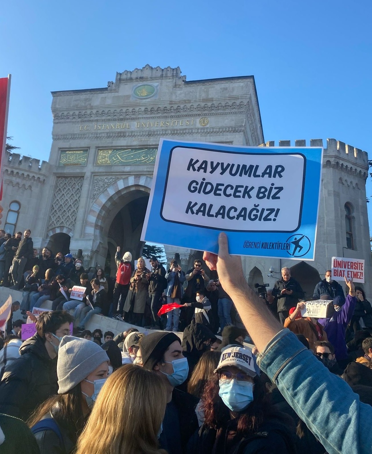 Öğrenciler Beyazıt Meydanı'ndan Saraçhane'ye yürüyor